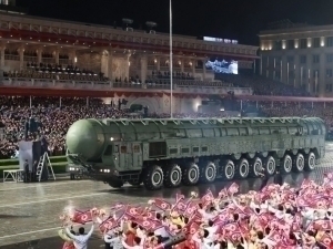 Ким Чен Ин “сирли қурол”ини намойиш қилди