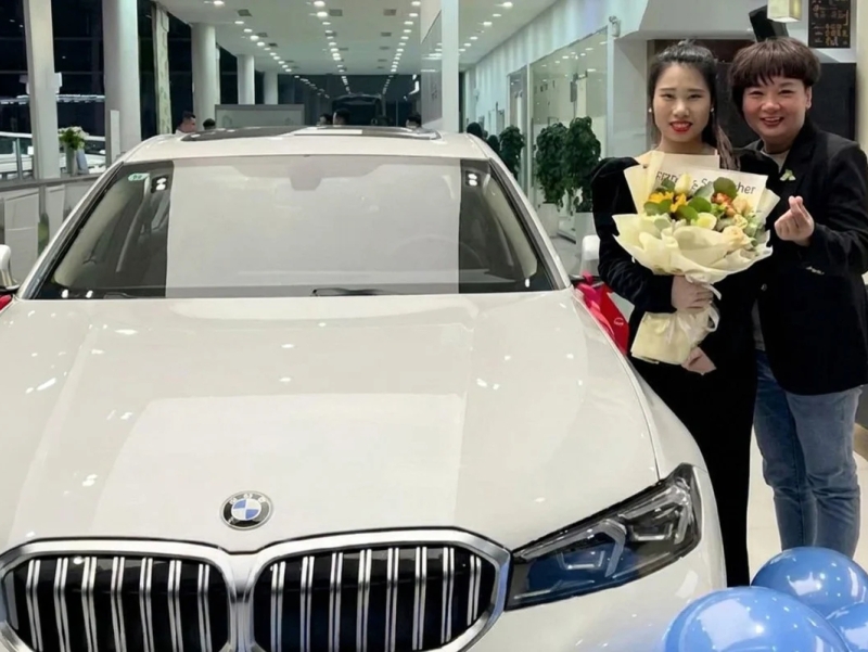 Тадбиркор совуқда скутерда ишга борган ходимларига BMW совға қилди