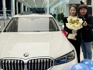 Тадбиркор совуқда скутерда ишга борган ходимларига BMW совға қилди