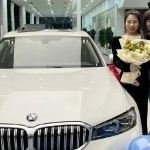 Tadbirkor sovuqda skuterda ishga borgan xodimlariga BMW sovg‘a qildi