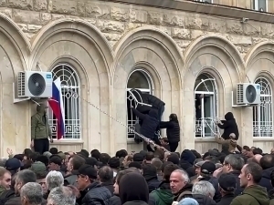 Abxaziyada muxolifat hukumat binolarini egallab oldi (video)