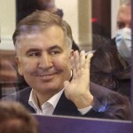 “Rossiya rejasi”. Ilk bor sud qarshisiga chiqqan Saakashvili shisha qafasdan nutq so‘zladi