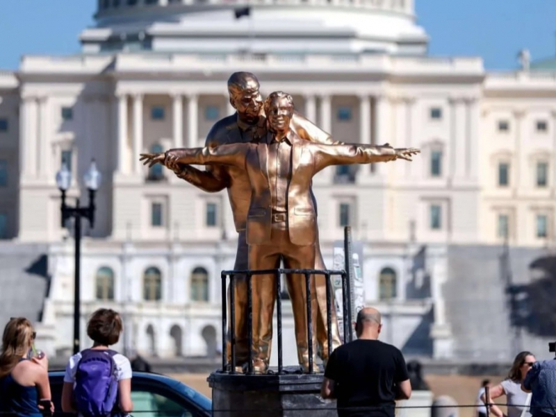 Vashingtonda Tramp va Epshteyn tasvirlangan satirik haykal o‘rnatildi (video)