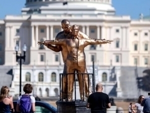 Вашингтонда Трамп ва Эпштейн тасвирланган сатирик ҳайкал ўрнатилди