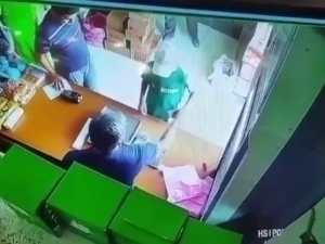 Seller slaps a boy asking for a check in Syrdarya