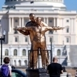 Vashingtonda Tramp va Epshteyn tasvirlangan satirik haykal o‘rnatildi