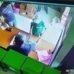 Sirdaryoda sotuvchi chek so‘ragan bolaga tarsaki tushirdi (video)