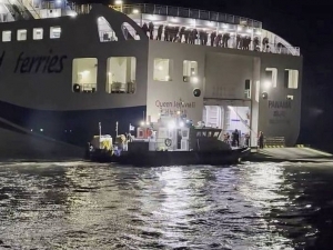 Janubiy Koreyada yo‘lovchilarni olib ketayotgan parom qoyaga to‘qnashdi 