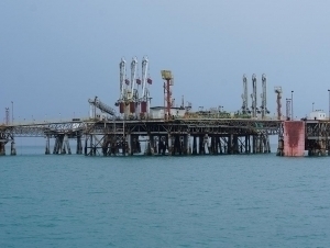 AQSH Eron neftiga qo‘yilgan sanksiyalarni vaqtincha bekor qildi