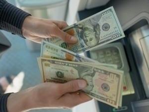 Dollar kursi yana tushdi