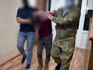 Rossiyada voyaga yetmagan bolalarga jinsiy harakatlar qilgan o‘zbekistonlik qo‘lga olindi (video)