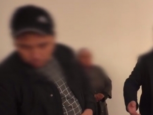 Бухорода одамларни Умрага жўнатмоқчи бўлган фирибгар эр-хотин ушланди