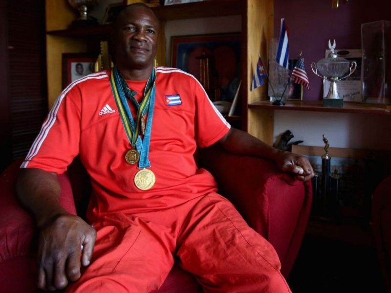 3 karra Olimpiada va 5 karra jahon chempioni ko‘chada ovqat izlayapti (video)