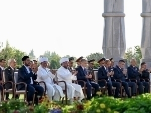 Президент “Шаҳидлар хотираси” хиёбонида қатағон қурбонларини ёд этди