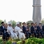 Президент “Шаҳидлар хотираси” хиёбонида қатағон қурбонларини ёд этди