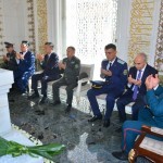 Turdimov va samarqandlik hokimlar Islom Karimov qabrini ziyorat qildi