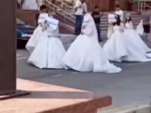 Jizzaxda qizlar “er so‘rab” ko‘cha kezdi (video)