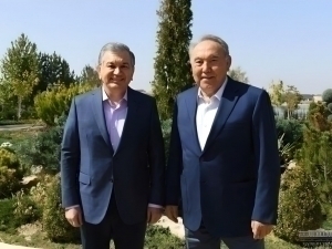 Mirziyoyev Buxoroda Nazarboyev bilan uchrashdi (video)