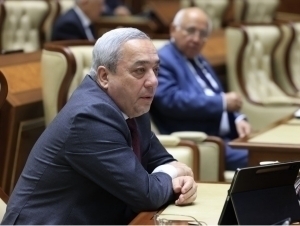 Senator qonunning rus tilidagi matniga e’tiroz bildirdi