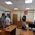 Россияда депутатнинг бошини ёрган ўзбекистонлик бир ярим ойга қамалди (видео)