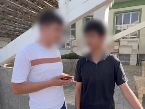 Тошкентда “закладчик” бўлиб ишлаган мактаб ўқувчиси ушланди (видео)