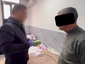 Тошкентда касалнинг олдидан “гашиш” топилди
