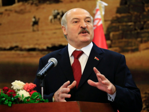 Lukashenko pandemiya paytida boshqa ayollarni o‘pmaslikni maslahat berdi