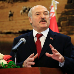 Лукашенко пандемия пайтида бошқа аёлларни ўпмасликни маслаҳат берди