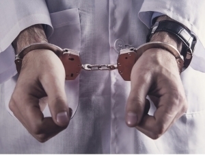 Тошкентда беморга шилқимлик қилган шифокор қамалди