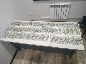 20 ming dollarni çegaradan yaşirinça olib çiqayotganlar uşlandi