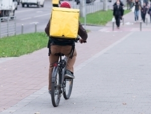 Samarada migrantlarga kurer va sotuvchi bo‘lib ishlash taqiqlandi