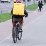 Samarada migrantlarga kurer va sotuvchi bo‘lib ishlash taqiqlandi