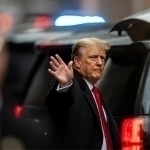 Трамп жинсий тегажоғлик иши бўйича $5 млн компенсация тўлади