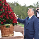 Виктор Орбан Мустақиллик ва эзгулик монументи пойига гул қўйди