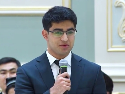 Shavkat Mirziyoyev awards school student 1.04 billion soums (video)