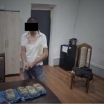 Farg‘onada 40 ming dollarga “gashish” sotayotgan shaxs ushlandi (video)