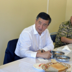 Jeenbekov O‘zbekiston bilan chegaradosh Botkenga borib, chegarachilar bilan ovqatlandi 