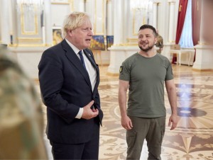 Зеленскийни табриклагани Киевга келган Жонсон бўш қўл билан қайтмаяпти