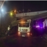 Zangiotada yuk mashinasi ko‘prikka borib urildi 