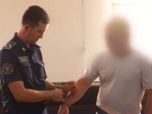 Сирдарёда отасини уйдан ҳайдаган ўғил қамалди