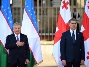 Shavkat Mirziyoyev Tbilisida tantanali kutib olindi
