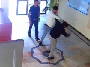 IAD officer beats a journalist in a courthouse in Samarkand (video)