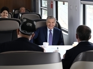 Shavkat Mirziyoyev yangi elektropoyezdda Xivaga bordi
