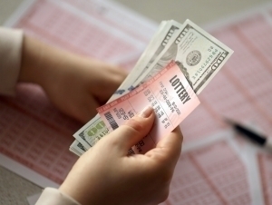 Amerikalik erkak tasodifan lotereyadan 500 ming dollar yutdi