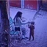 Toshkentda ayol yosh bolasini nega kaltakladi?