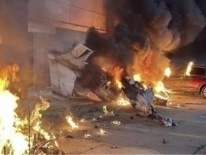 AQSHda samolyot yuk mashinalari ustiga quladi. Qurbonlar bor (video)