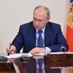 Путин рус тилини билмайдиган мигрант болаларни мактабга қабул қилишни тақиқловчи қонунни имзолади