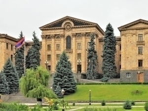 Armaniston KXSHT va YeOIIdan chiqish bilan tahdid qildi