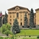 Armaniston KXSHT va YeOIIdan chiqish bilan tahdid qildi