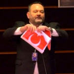 Deputat Turkiya bayrog‘ini yirtib tashladi. Unga jinoyat ishi qo‘zg‘atildi